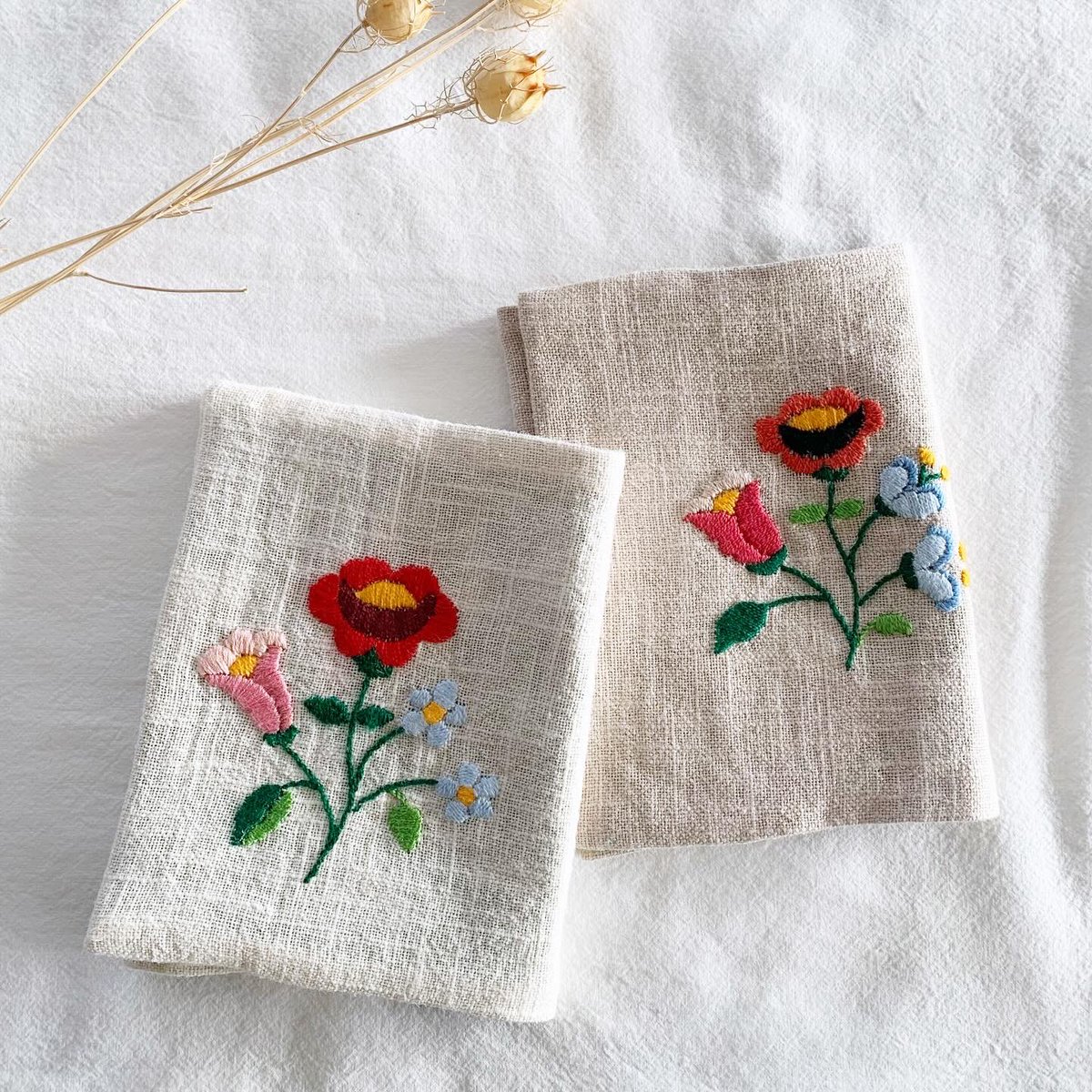 torotoro925's tweet photo. 刺繍のブックカバー(文庫本サイズ)
今朝仕上がったので、プチノエルに出します

お待ちしています！

プチノエル〜小さなクリスマス〜
本日12/9(月)最終日　11:00〜18:00
torotoro倉庫にて https://t.co/pSFBV7A04w