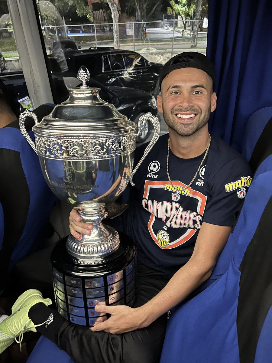 LucasTrejo_LT's tweet photo. Tachira es Tachira!! 🏆 
Felicitaciones Aurinegros queridos. ❤️
Fue un regalo de Dios vestir su camiseta, solo así podes tomar dimensión de su pasión y su grandeza.
Festejen y disfruten la 11⭐️ como solo ustedes saben hacerlo.. 😉

Que Dios los bendiga siempre! 🇻🇪🇦🇷
@DvoTachira https://t.co/EjfpQ2SPOd