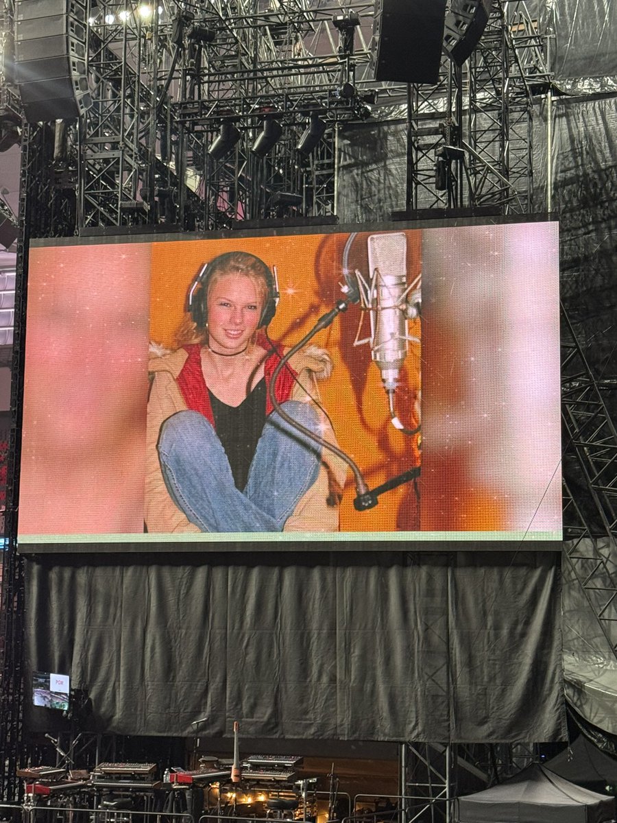 perfectlyfine89's tweet photo. They are showing photos from all her eras 😭 #VancouverTSTheErasTour https://t.co/Jme5oJFHNZ