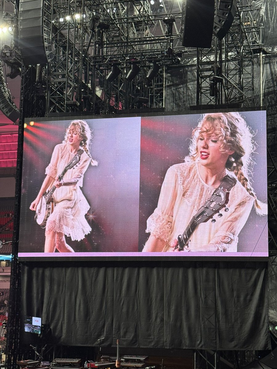 perfectlyfine89's tweet photo. They are showing photos from all her eras 😭 #VancouverTSTheErasTour https://t.co/Jme5oJFHNZ