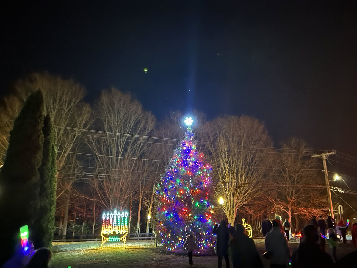 JasonBuchsbaum's tweet photo. Had a great time at Southbury’s Be The Light Holiday Celebration last night.  Thanks to Parks and Rec and the countless volunteers involved in making the evening a success. https://t.co/bpbreVhpOr