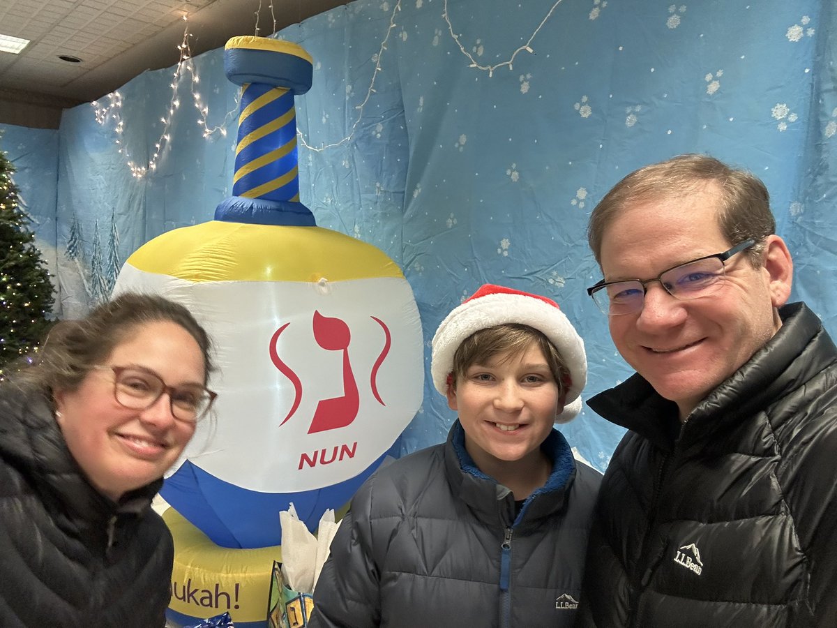 JasonBuchsbaum's tweet photo. Had a great time at Southbury’s Be The Light Holiday Celebration last night.  Thanks to Parks and Rec and the countless volunteers involved in making the evening a success. https://t.co/bpbreVhpOr