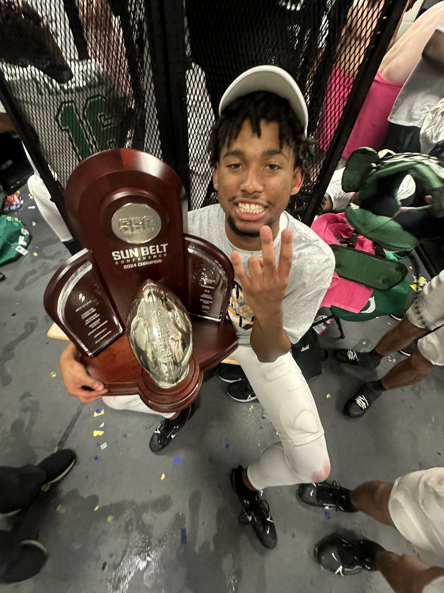 CCHES21's tweet photo. Conference champions.🎉🎉

Couldn’t ask for a better team or a better coach.Forever grateful💚💚 https://t.co/TGsRgeeWoQ