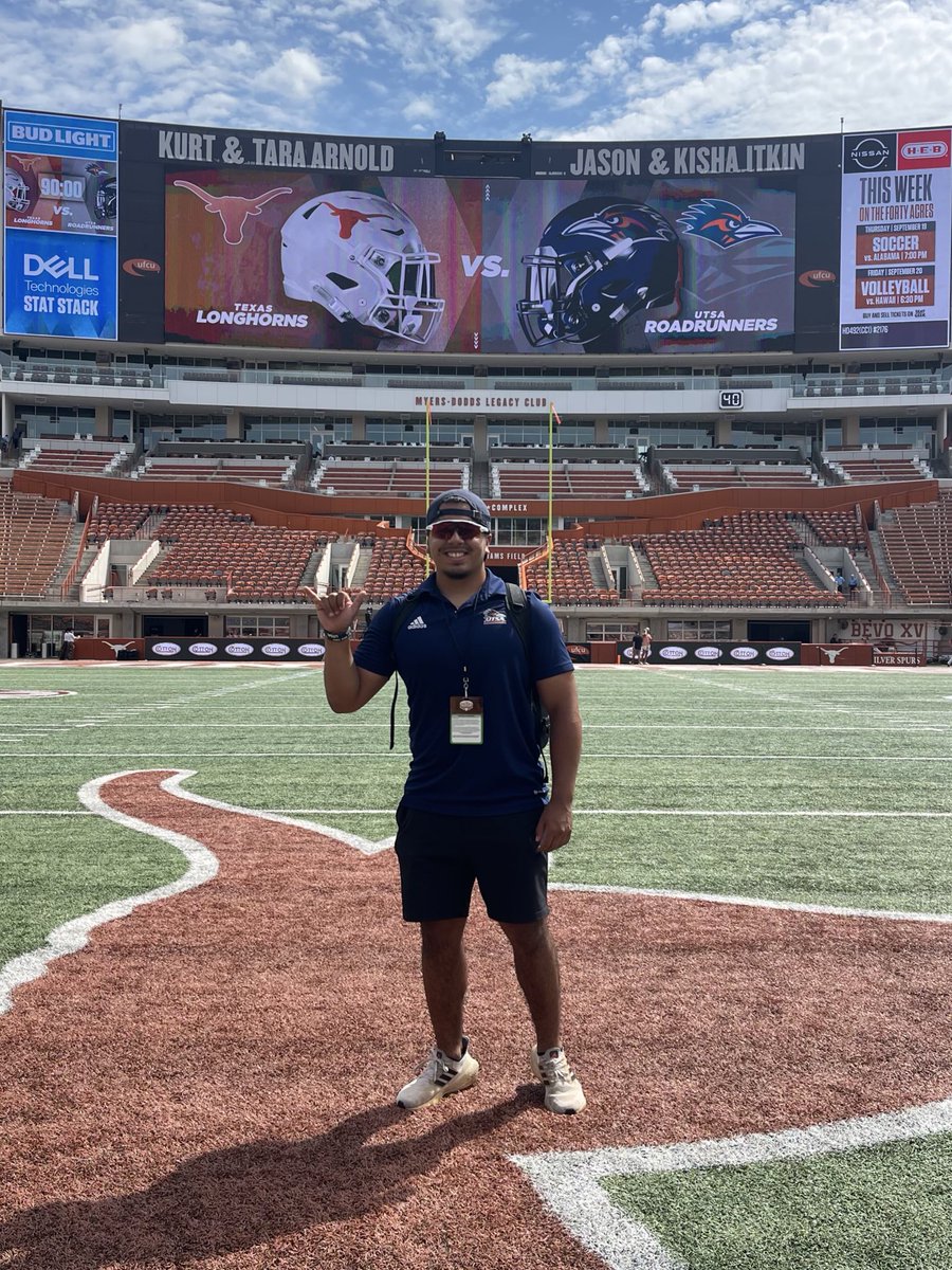 VlogsofJ's tweet photo. In the field 📸🎥

#birdsup https://t.co/gcWu2gUmjT