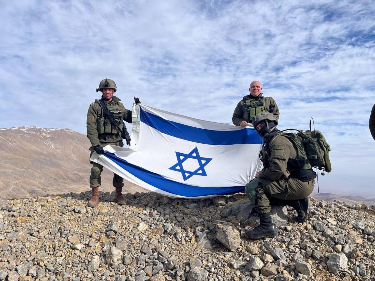 Israelnesia's tweet photo. Pasukan Israel sudah menguasai Gunung Hermon di Dataran Tinggi Golan Suriah. Sejak tahun 1974 pasukan PBB berada disini, tp kemarin pemberontak menyerang pasukan PBB Dan membiarkan pasukan Israel masuk https://t.co/VvPXxHEgUI