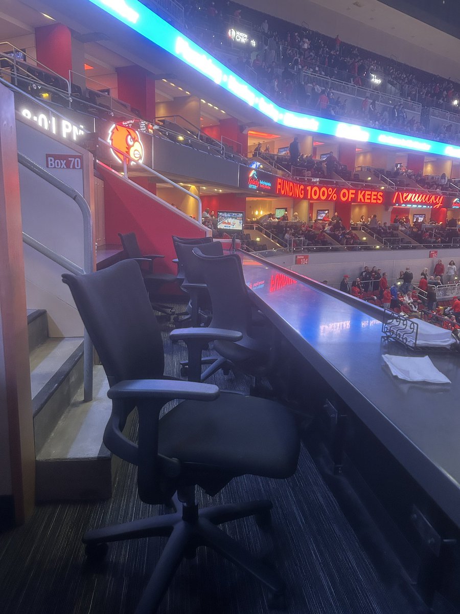 eric_j_anthony's tweet photo. RIP to the row of Lville fans next to us..Let’s go Duke!! https://t.co/4Dy3Yj1L1M