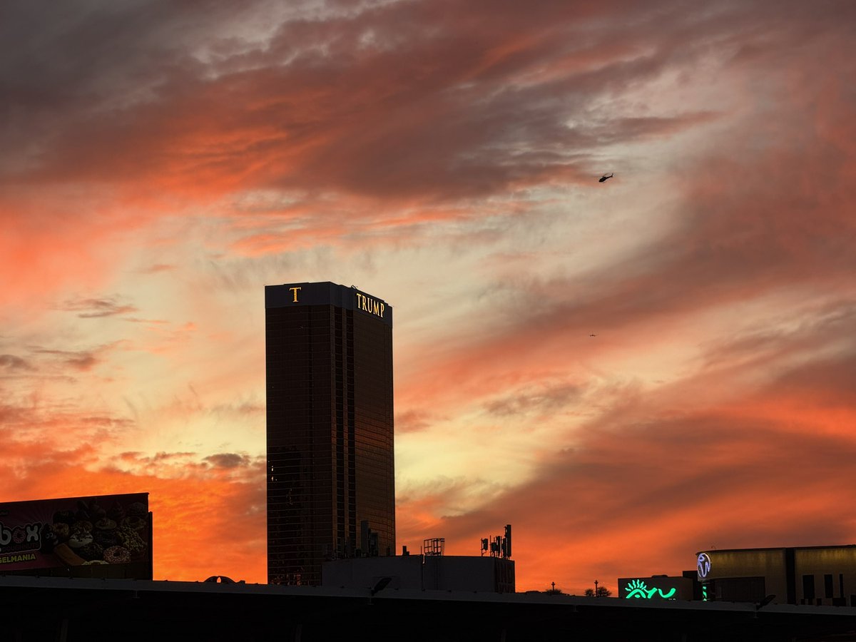 SUSPECT_702's tweet photo. Sunset in Vegas over @realDonaldTrump tower ©️stephenohara https://t.co/GyJFtvnHRJ