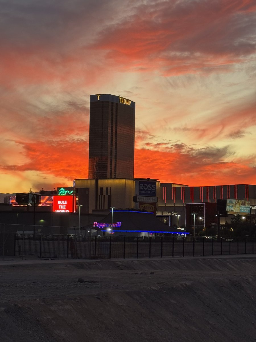 SUSPECT_702's tweet photo. Sunset in Vegas over @realDonaldTrump tower ©️stephenohara https://t.co/GyJFtvnHRJ