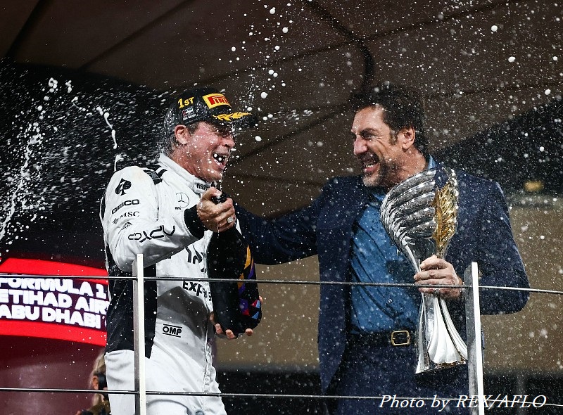 映画「F1」撮影中のブラッド・ピット＆ハビエル・バルデムの表情が良