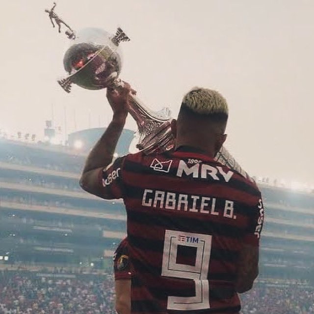 brunoformiga's tweet photo. Sim. Gabriel virou uma lenda.

A partir de agora só aumentará de tamanho e de relevância. Ele deixa o Flamengo para entrar em um terreno quase espiritual de conexão. Abre espaço para a eternidade.

Na literatura, “lendas são narrativas transmitidas oralmente pelas pessoas com o objetivo de explicar acontecimentos misteriosos ou sobrenaturais. Para isso há uma mistura de fatos reais com imaginários”.

Gabriel foi de verdade. E será explicado com imagens, com cantos, com gols e com títulos. Alguns deles quase sobrenaturais.

Assim são as lendas. Elas só existem pelos feitos e pelo que se conta desses feitos.

Gabriel viverá desses feitos pra sempre. E nunca morrerá. Porque a alegria que ele protagonizou para milhões será passada pra frente. Sempre arrancando um sorriso de quem conta.

Lendas são imortais. E hoje nasceu uma, como ele mesmo disse.