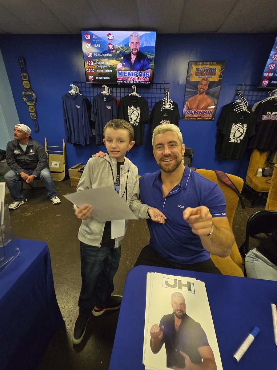 Wbillings901's tweet photo. Another awesome event we attended at @Mem_Wrestling . Dude was able to meet @joehendry today! We spent the whole morning on YouTube prepping for the chance to wave our hands side to side! https://t.co/19nhlexDsJ
