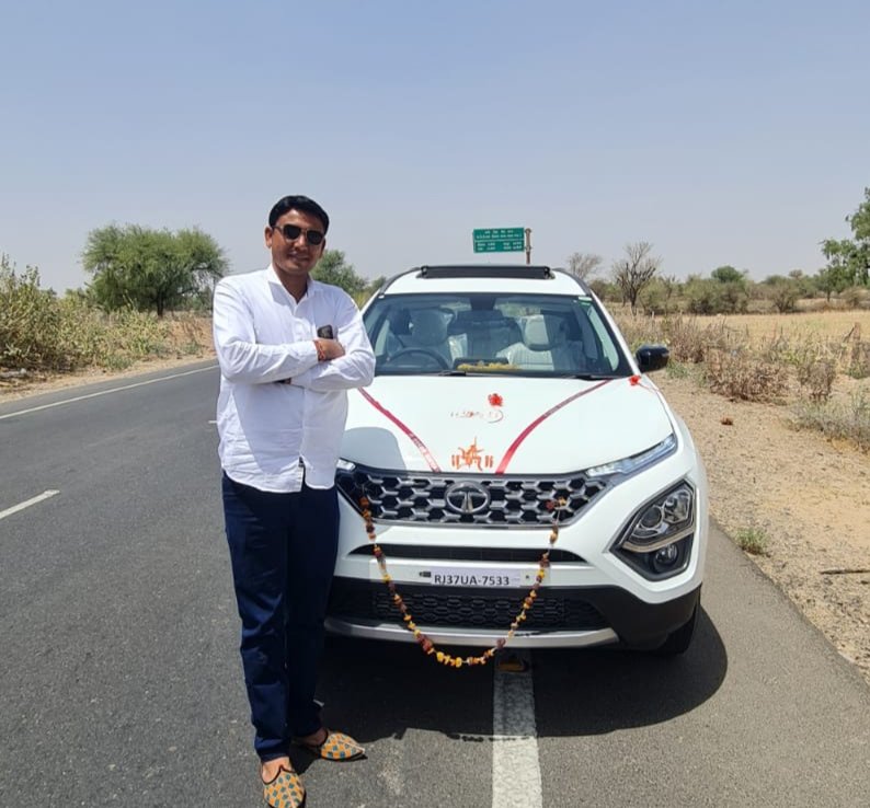 उसे गुमाँ है कि मेरी उड़ान कुछ कम है 
मुझे यक़ी है कि ये आसमान कुछ कम है  🕊️