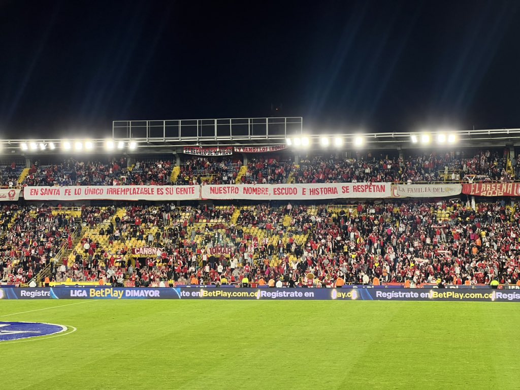 ¡Mensaje claro de la hinchada de <a href="/SantaFe/">Independiente Santa Fe</a> 🇮🇩!

“En Santa Fe lo único irremplazable es su gente. Nuestro nombre, escudo e historia se respetan”.
