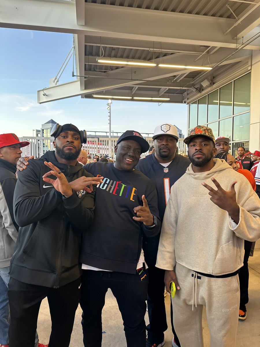 CoachTTMP's tweet photo. Everything about this was amazing @NBAxJay1 Family Day @ChicagoBears @jajohnsonsr90 @sweettfeett You are Appreciated Jay #DBGuru #TMP https://t.co/K951M4GPNy