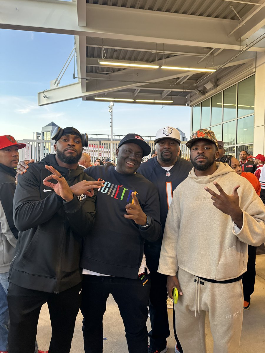 CoachTTMP's tweet photo. Everything about this was amazing @NBAxJay1 Family Day @ChicagoBears @jajohnsonsr90 @sweettfeett You are Appreciated Jay #DBGuru #TMP https://t.co/K951M4GPNy