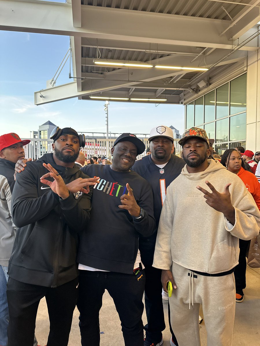 CoachTTMP's tweet photo. Everything about this was amazing @NBAxJay1 Family Day @ChicagoBears @jajohnsonsr90 @sweettfeett You are Appreciated Jay #DBGuru #TMP https://t.co/K951M4GPNy