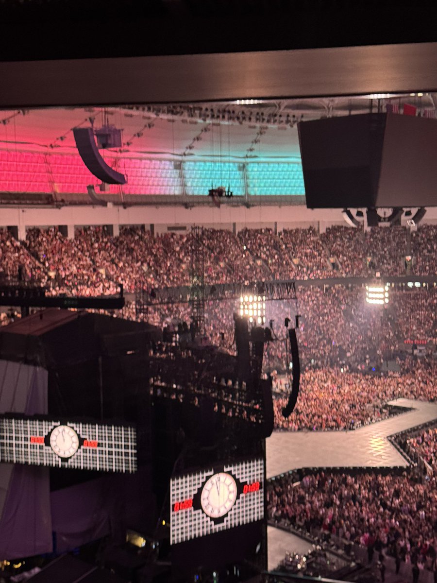 DaminiJohnstone's tweet photo. ITS A CLOCK #TSTheErasTour #VancouverTSErasTour @taylornation13 https://t.co/2a4Z59VLEn