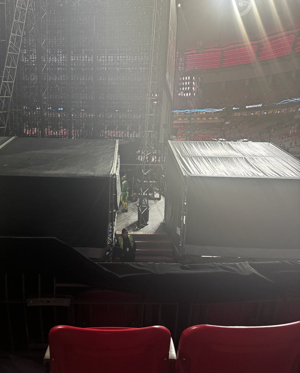 TSUpdating's tweet photo. 🚨| AN ELF SPOTTED BEHIND THE STAGE https://t.co/arFpiHXxip