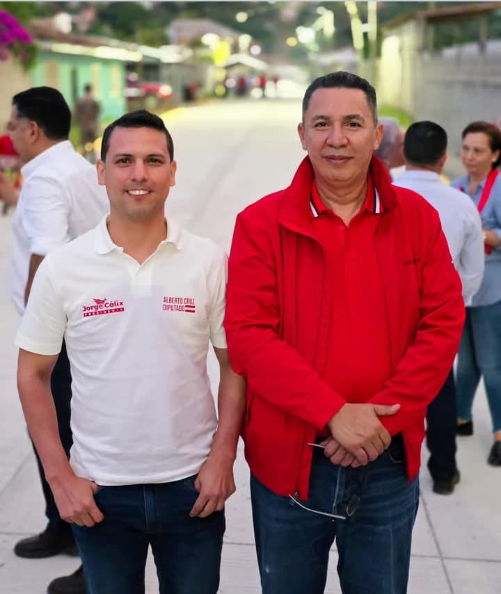 alianza_gop's tweet photo. 🚨 ATENCIÓN HONDURAS 🇭🇳 🚨 
🚨 ATENCIÓN LAURA DOGU 🚨 

@AsleyCruzHN alcalde de Siguatepeque Comayagua, un hombre corrupto,  denunciado  en el Tribunal Superior de Cuentas por sobrevaloración de proyectos.  

A raíz de nuestras denuncias nunca logró levantar en las encuestas, y fue obligado a renunciar como candidato a la alcaldía. 

Hoy busca la suplencia como diputado, de un tal Alberto Emilio Cruz, un personaje políticamente desconocido; Que seguramente tiene vínculos fuertes con Asley Cruz has sanguíneo. 

🔥 Contra Asley Cruz existe una investigación por suponerlo responsable de haber agarrado 25 mil dólares a un testaferro de los Valle Valle en Siguatepeque. 🔥 

Personas que pidieron asilo en Estados Unidos huyendo por amenazas a muerte, dieron importante información a las autoridades estadounidenses sobre este personaje.

Asley Cruz de saber que la Justicia Norteamérica es paciente, no tiene prisa, pero no olvida y es segura.

@SenMarcoRubio @marcorubio @RepMariaSalazar @MaElviraSalazar @yanirosenthal @PLHonduras @PartidoLibre @BancadaLibre @JLibre_HN @PNH_oficial @Bancada_PNH @USAmbHonduras @usembassyhn @FBI @USCIS @SDNYnews @RCVHonduras @chtvhn @caispantera @SiguatvNoticias @16_umep @16Umep37497 @avesdesiwa @AguasSigua @SiguaAlcaldia