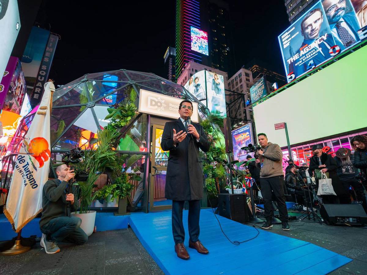 DavidColladoM's tweet photo. ¡República Dominicana brilla en Times Square! 
Hoy inauguramos un domo que reúne nuestra música, gastronomía, cultura y el calor de nuestras playas, promocionando la campaña ‘Change The Season’. 
#RDinTimesSquare #RDChangeTheSeasonDome https://t.co/dEhj3nNLJo