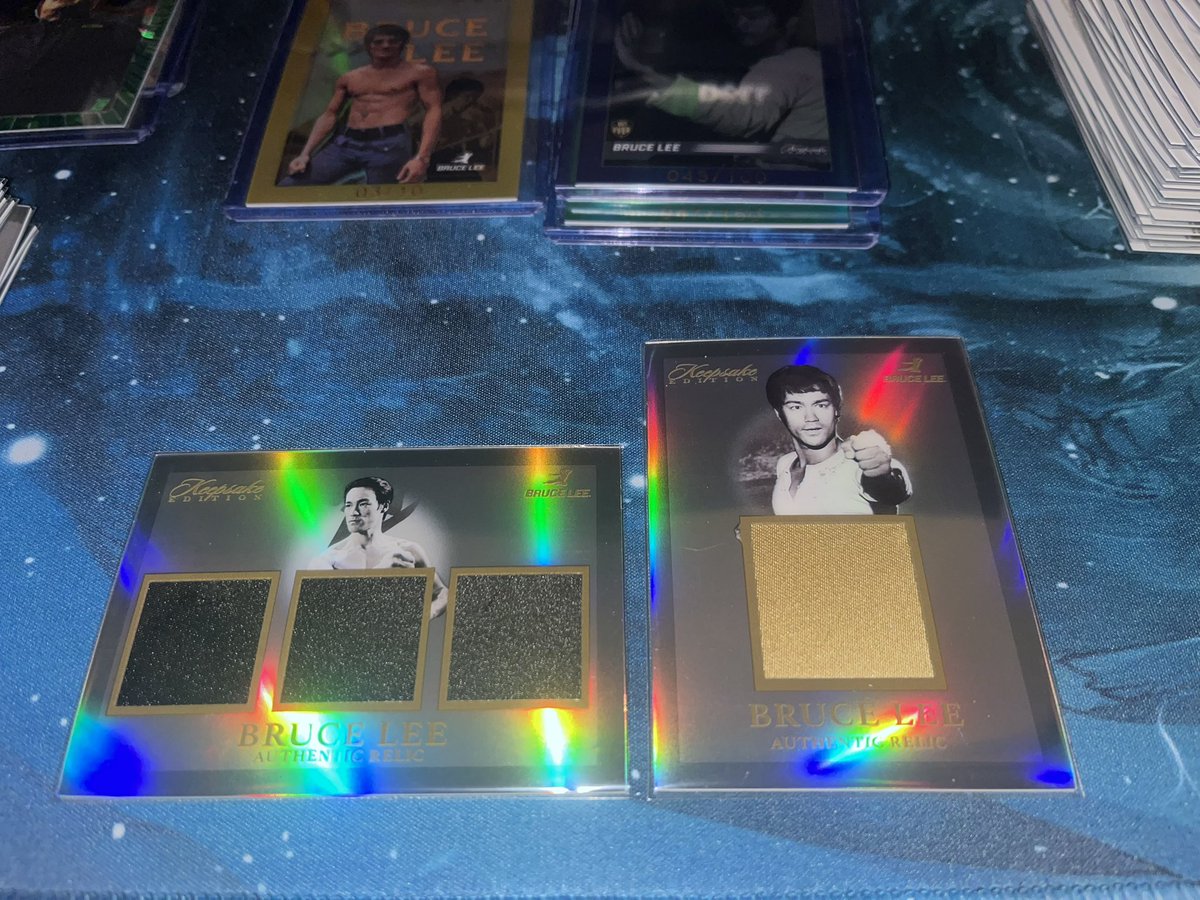 Memorabilia_Now's tweet photo. Struck GOLD again from @dacardworld in my box of Bruce Lee Kaleidoscope Edition

Single Relic, Triple Relic, Gold /10, Blue /100 &amp; Green /150 https://t.co/vTumuJqAXM