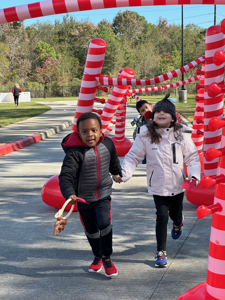 Groves_PE's tweet photo. Duck under the North Pole 🔻 @HumbleISD_GE #ReindeerRun2024 https://t.co/QYAcjs0O1d