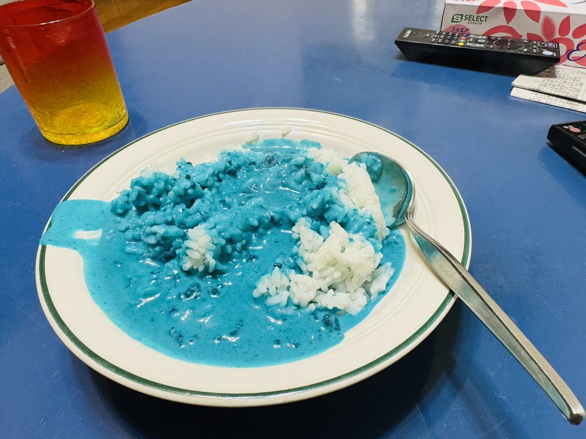 papaminto's tweet photo. 友達に土産でもらった、琵琶湖カレーってのを食べてみた。昔にスライムカレーやら色のついたカレーってのは見たことあったけど、実際見るとすげぇ食欲が湧かないʬʬʬʬʬ
でも、味はクリーミーで美味い、、、
やっぱり視覚情報って大事なんやなぁ(๑≖ิټ≖ิ)v 
頭混乱するわʬʬʬʬʬ https://t.co/9rtnafJisd