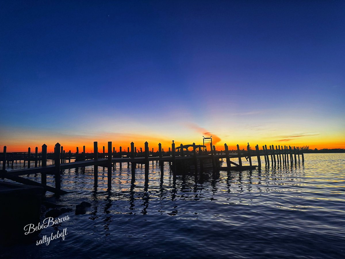 SaltyBebeFL's tweet photo. What a beautiful sunset and afterglow tonight at Historic Spanish Point in Osprey. 🤩
#welivehere #FLwx #twitternaturecommunity #StormHour #thephotohour #accuweather #weathernation #foxweatherdesk #sunset #sunsetphotography #Florida #osprey #spanishpoint https://t.co/nXXN8K8a7V
