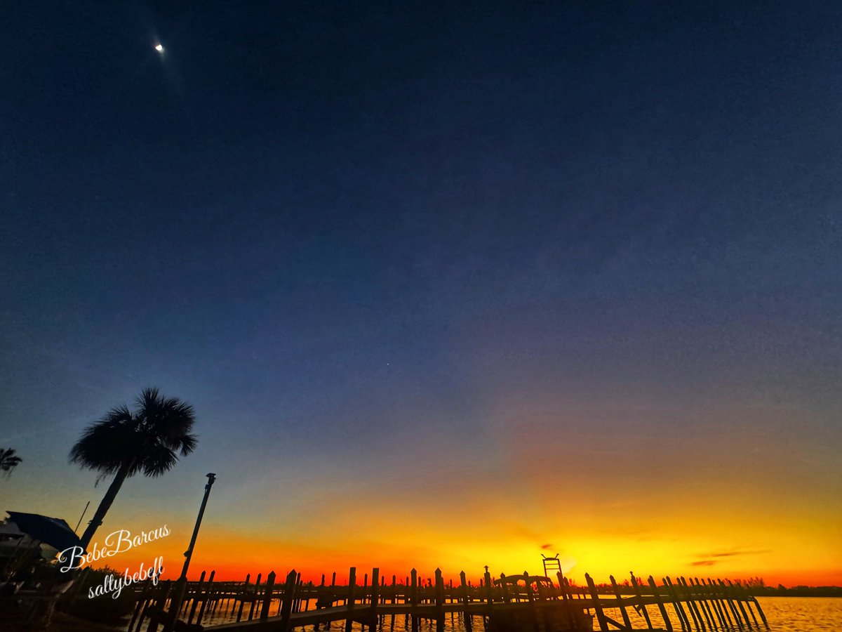 SaltyBebeFL's tweet photo. What a beautiful sunset and afterglow tonight at Historic Spanish Point in Osprey. 🤩
#welivehere #FLwx #twitternaturecommunity #StormHour #thephotohour #accuweather #weathernation #foxweatherdesk #sunset #sunsetphotography #Florida #osprey #spanishpoint https://t.co/nXXN8K8a7V