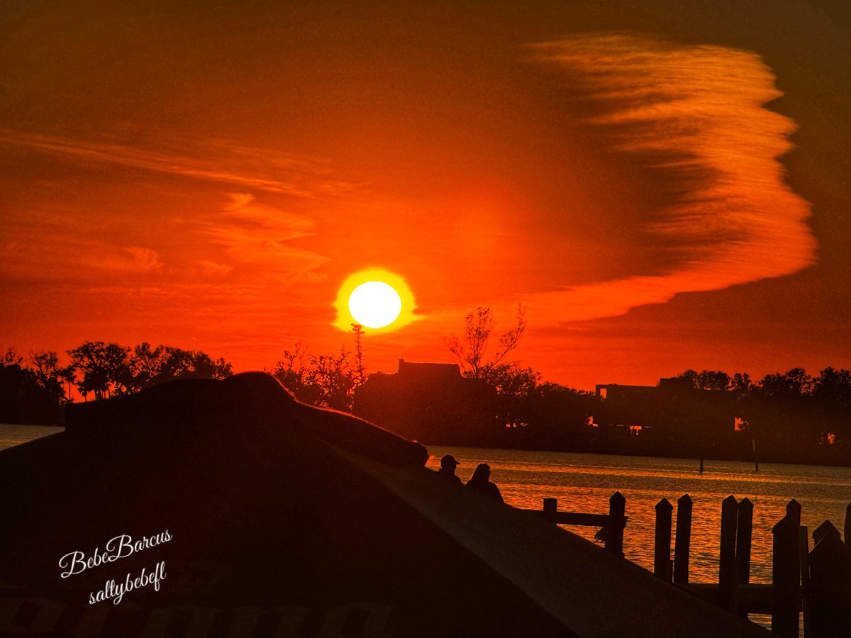 SaltyBebeFL's tweet photo. What a beautiful sunset and afterglow tonight at Historic Spanish Point in Osprey. 🤩
#welivehere #FLwx #twitternaturecommunity #StormHour #thephotohour #accuweather #weathernation #foxweatherdesk #sunset #sunsetphotography #Florida #osprey #spanishpoint https://t.co/nXXN8K8a7V