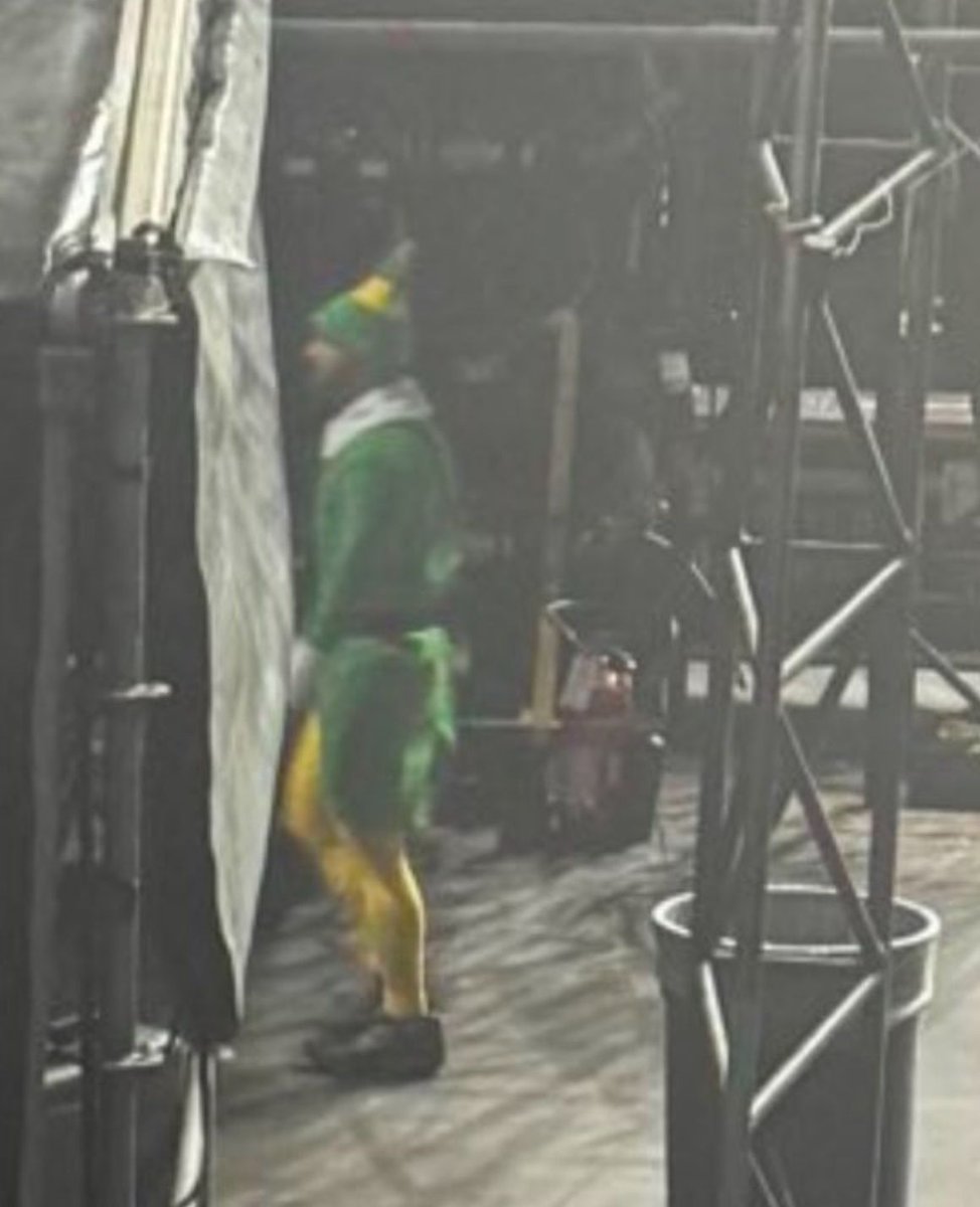 ‼️| There’s someone dressed as an elf behind the stage of The Eras Tour tonight  #VancouverTSTheErasTour