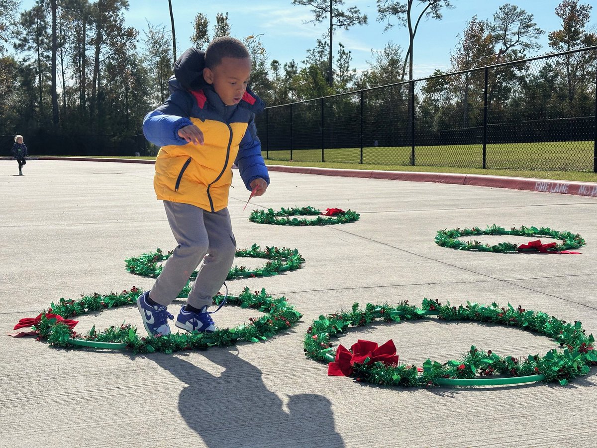 Groves_PE's tweet photo. Hop through the Holly #ReindeerRun2024 #WeAreGroves #HumbleIsdPE @HumbleISD_GE https://t.co/1NqD1xDdMm