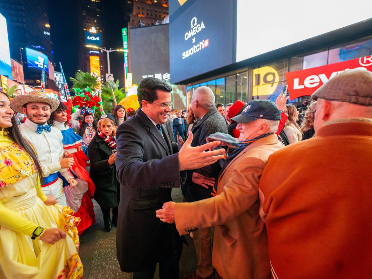 DavidColladoM's tweet photo. Gracias a quienes nos acompañaron en este día importante, y un especial reconocimiento a nuestra diáspora dominicana en Nueva York, que siempre lleva nuestra bandera con orgullo. 🇩🇴

#RDinTimesSquare #RDChangeTheSeasonDome https://t.co/g8h73NO5WN