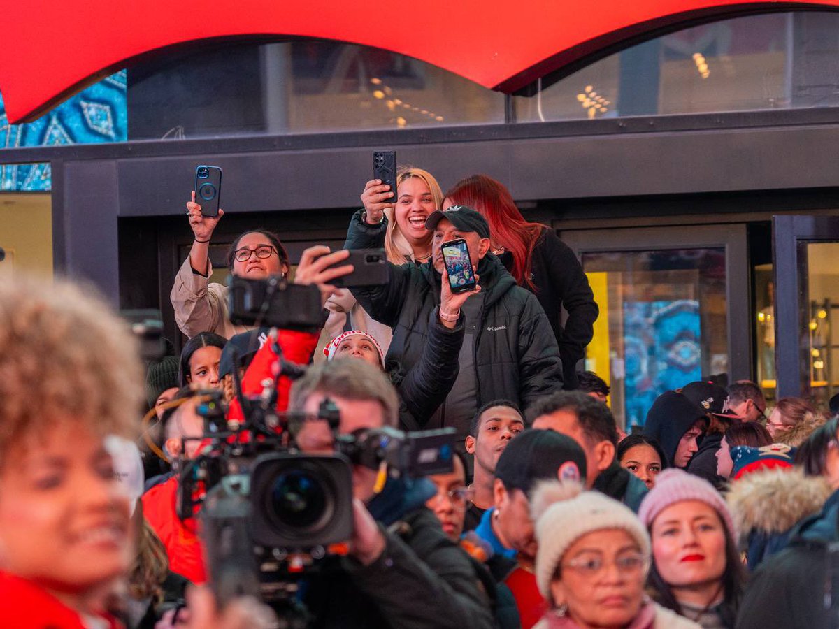 DavidColladoM's tweet photo. Gracias a quienes nos acompañaron en este día importante, y un especial reconocimiento a nuestra diáspora dominicana en Nueva York, que siempre lleva nuestra bandera con orgullo. 🇩🇴

#RDinTimesSquare #RDChangeTheSeasonDome https://t.co/g8h73NO5WN