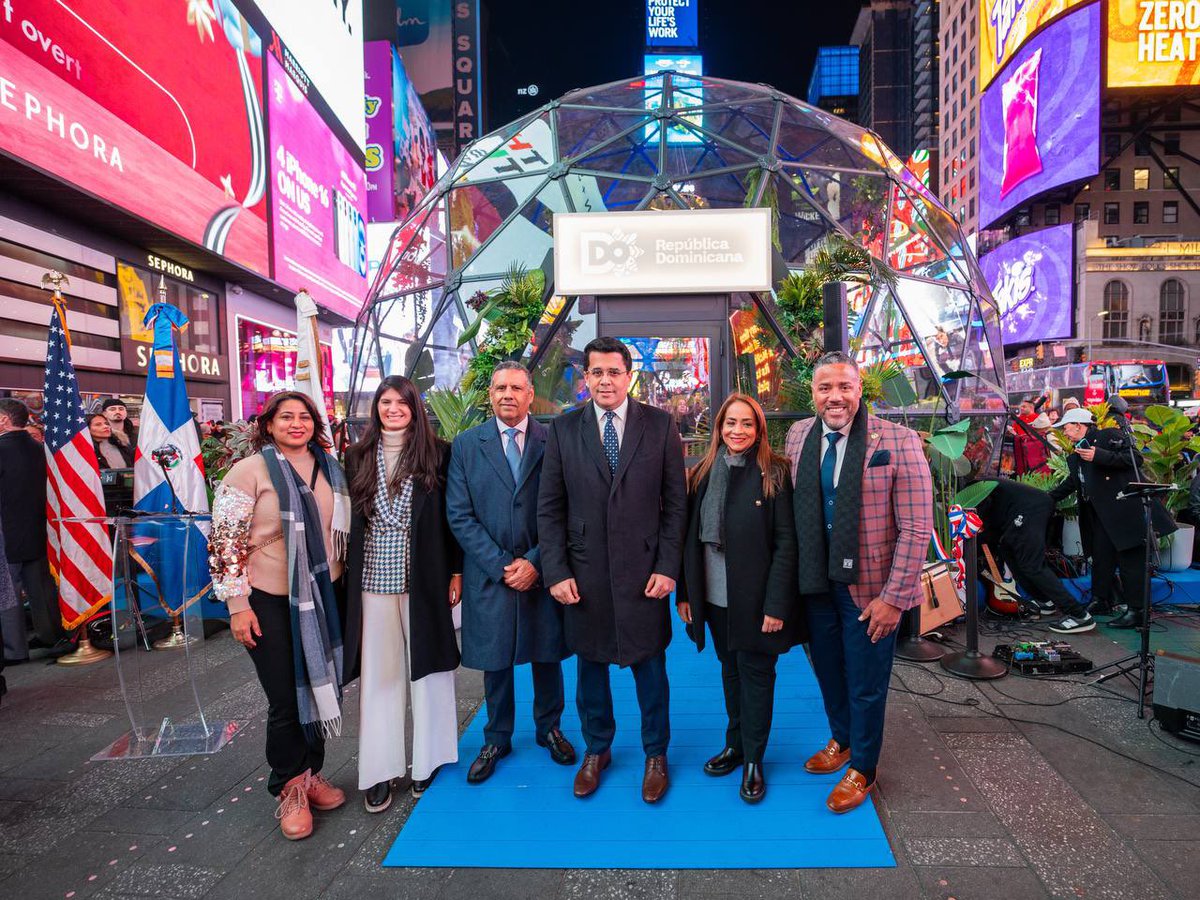 DavidColladoM's tweet photo. Gracias a quienes nos acompañaron en este día importante, y un especial reconocimiento a nuestra diáspora dominicana en Nueva York, que siempre lleva nuestra bandera con orgullo. 🇩🇴

#RDinTimesSquare #RDChangeTheSeasonDome https://t.co/g8h73NO5WN