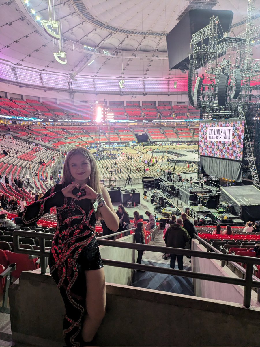 sheranjem's tweet photo. I don't know how it gets better than this! #VancouverTSTheErasTour #TSTheErasTour @taylornation13 https://t.co/YJCJk5IPOX