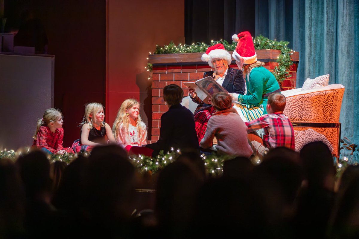 CNUcaptains's tweet photo. We had a festive start to the holiday season with our annual Holiday Happening concert and the Lighting of the Lawn! 🎶🎄 https://t.co/cGoJqFEL5i