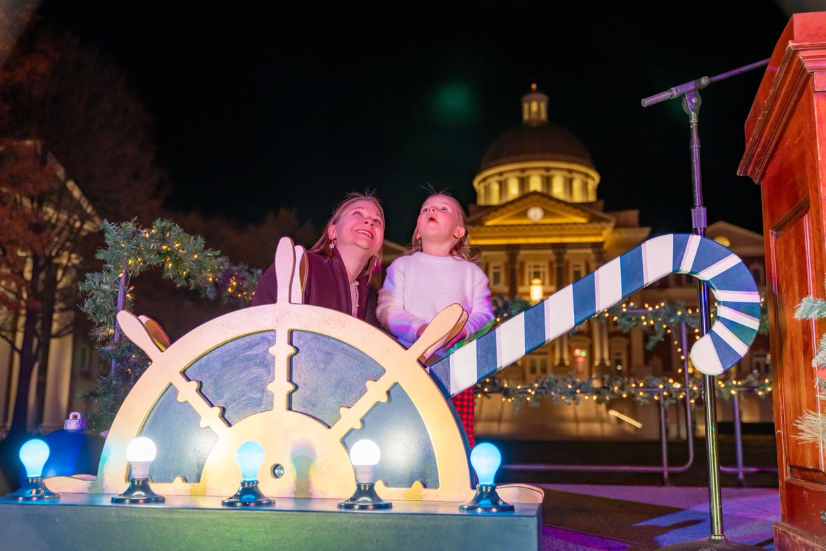 CNUcaptains's tweet photo. We had a festive start to the holiday season with our annual Holiday Happening concert and the Lighting of the Lawn! 🎶🎄 https://t.co/cGoJqFEL5i