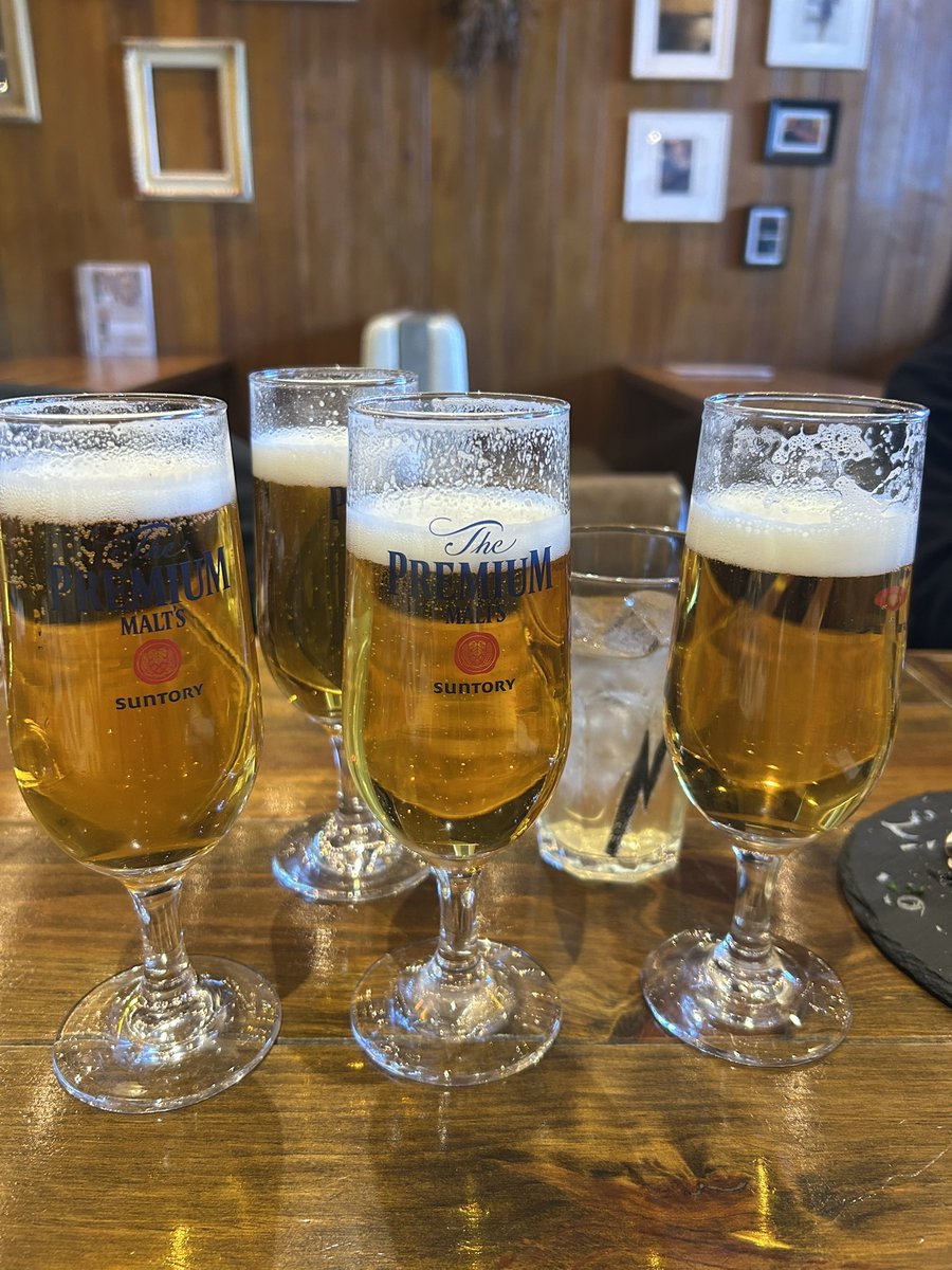 hayaetsu's tweet photo. 昨日は高校の忘年会。昼間っから飲む。そして少し先の『◯暦旅行』の時期を決めた。ちゃんとみんなで積立しております。 https://t.co/ZDvD0WmCe6
