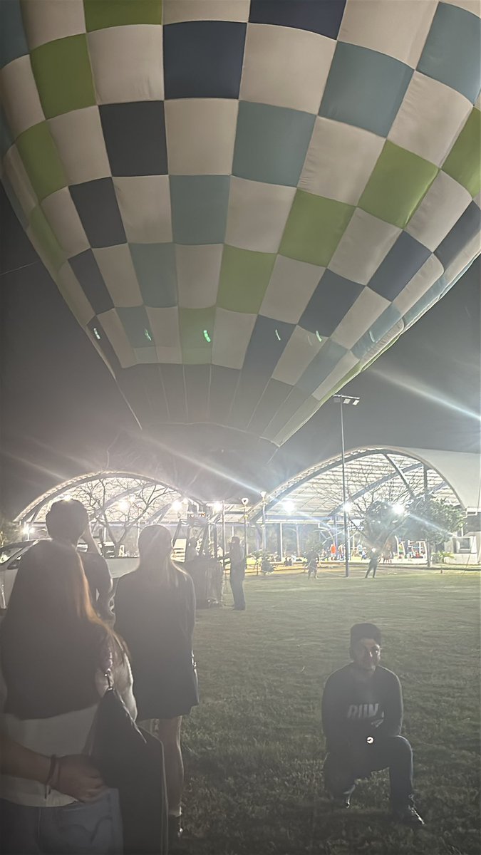 oraveras's tweet photo. @AeropuertoMID avisando que están inflando un mega globo en el deportivo Henry Martín, hay permiso para esto? No es peligroso? Ya que @luminia cambió de sede apenas ayer https://t.co/zg1q60PGtR