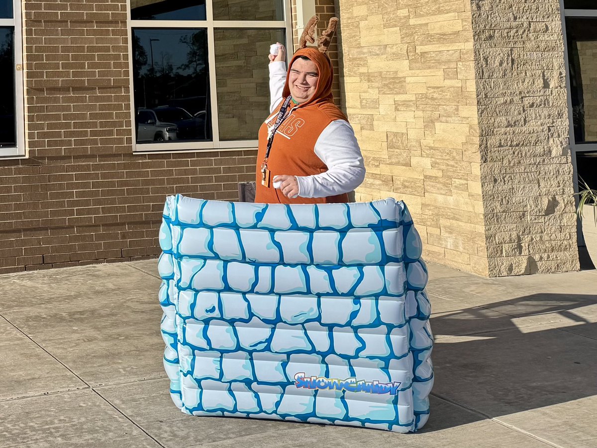 Groves_PE's tweet photo. Dodge the snowballs ❄️☃️❄️ #ReindeerRun2024 #HumbleISDPE @HumbleISD_GE https://t.co/KKMPzwLnBV