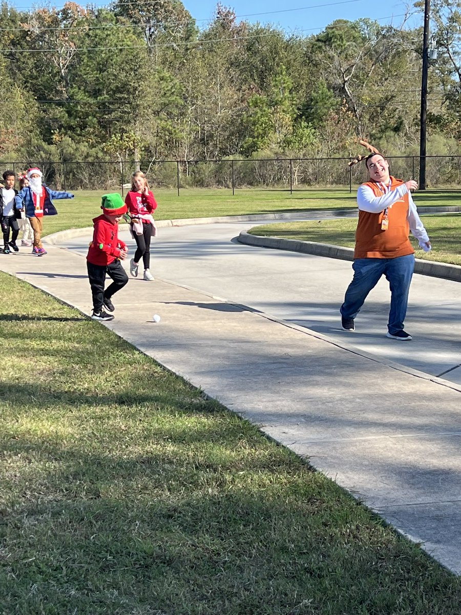 Dodge the snowballs ❄️☃️❄️ #ReindeerRun2024 #HumbleISDPE <a href="/HumbleISD_GE/">Groves Elementary</a>
