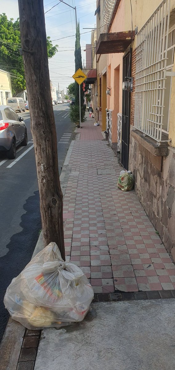 mtenaespinoza's tweet photo. @JPMS79 @VeroDelgadilloG Y TODO #SantaTere tmb! Todas las aceras, las esquinas, y las papeleras a TOPE DE BASURA💩🤢
UNA SEMANA en algunos cuadras si pasar la basura @GobiernoJalisco 😡
Y hoy fue día de Tiaguis (dos tíanguis) 😬 https://t.co/0h2Z5GLnmq