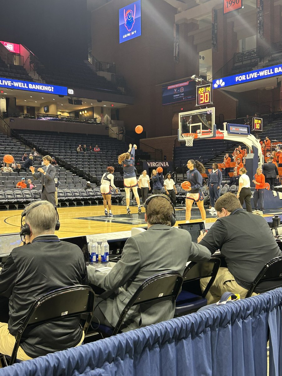 _CoachQ_'s tweet image. Got to go watch my favorite women’s college basketball player today, @DunbarPayton! 

P.S. thanks for the floor seats!