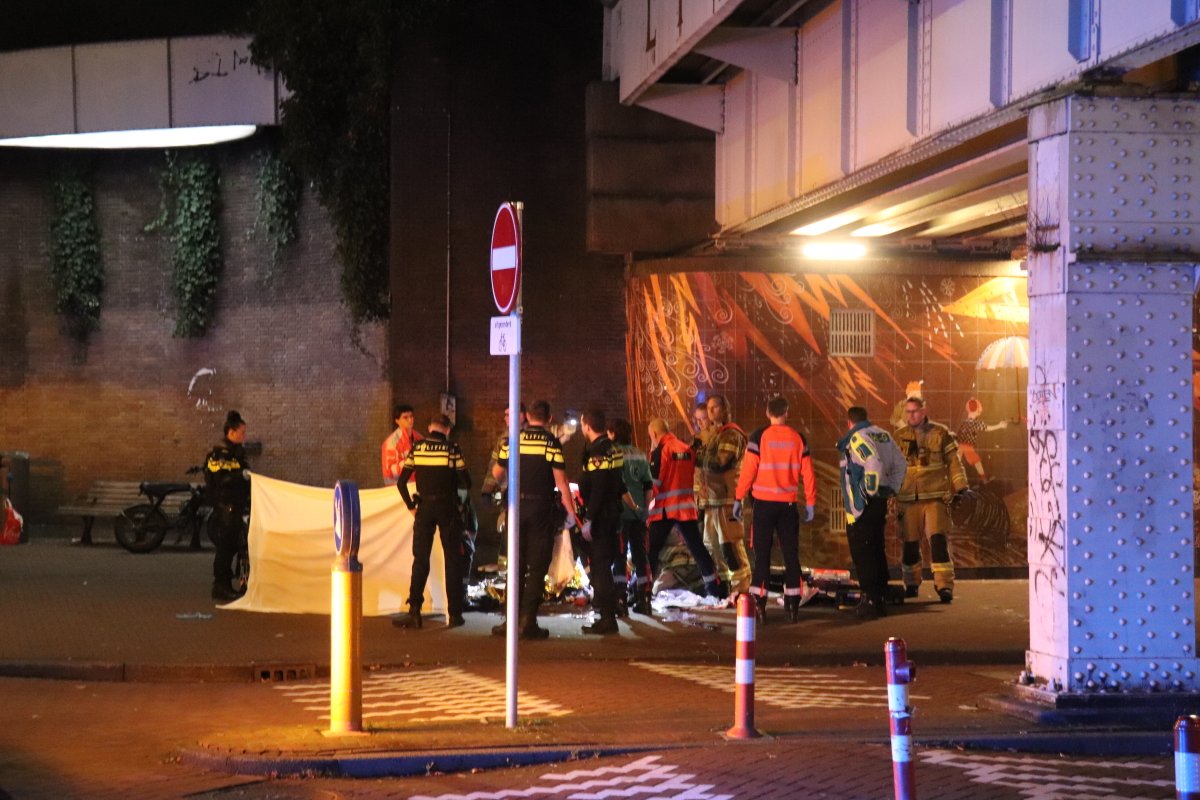 martindamen58's tweet image. #Amsterdam-oost. #Dode bij vermoedelijke #schietpartij. Het slachtoffer een man werd om 22.25 uur met #schotwond in hals op de hoek van de Pontanusstraat en de 1e van Swindenstraat onder het spoorwegviaduct gevonden. Dader gevlucht. #PD afgezet groot #politieonderzoek #TGO.