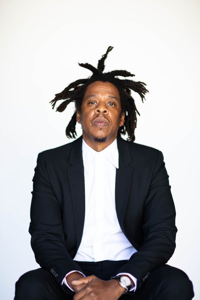 tracklist's tweet photo. JAY-Z divulga comunicado sobre a acusação de estupro de uma menina de 13 anos em 2000:

“Minha única tristeza é pela minha família. Minha esposa e eu termos que sentar com nossos filhos, um dos quais está na idade em que seus amigos certamente verão a imprensa e farão perguntas sobre a natureza dessas acusações, e explicar a crueldade e a ganância de algumas pessoas. É injusto ter que tentar entender graus inexplicáveis de maldade destinoad a destruir famílias e o espírito humano”