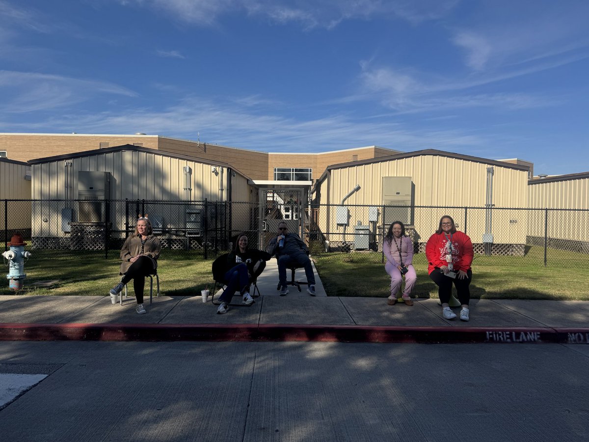 Groves_PE's tweet photo. Thank you teachers for supporting our Grizzlies ❤️💚❤️ #ReindeerRun2024 @HumbleISD_GE https://t.co/zGVTBpEwwl