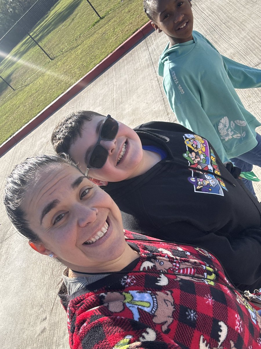 Thank you teachers for supporting our Grizzlies ❤️💚❤️ #ReindeerRun2024 <a href="/HumbleISD_GE/">Groves Elementary</a>