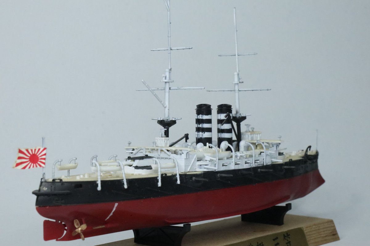MaxPlamoFDNOL's tweet photo. 続きに��セガワの1/700三笠
初めてフルハルの魅力を感じた
これは多分竣工時の塗装をした
今後時間ある限り空中線張ると思う
出来ればエッチングパーツも付けたい
#艦船模型　#三笠 https://t.co/jqNeBHpJRG