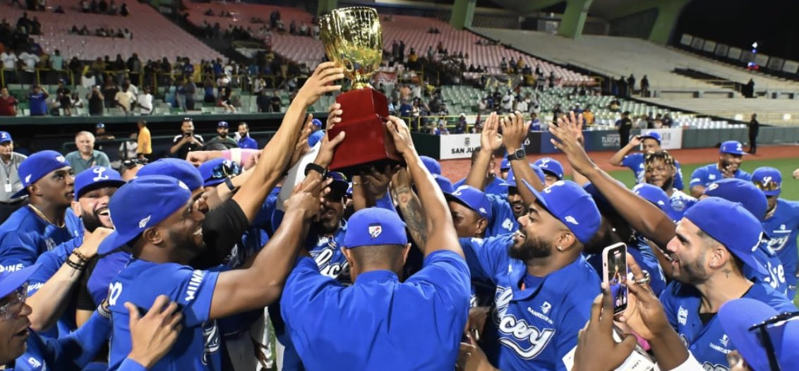 AnaLuisaArias's tweet photo. 1. El deber llama, ustedes lo han pedido y quién soy yo para negarles todo ete' talento... Vamos arriba con el recap de lo que se vivió en el detrás de cámaras de la Serie Titanes del Caribe 2024 La Revancha- en Puerto Rico.

Traigan las tijeras que tenemos mucha tela hoy! https://t.co/K0TtvquPXE
